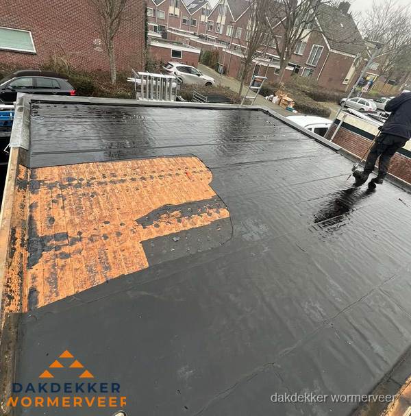 Dakdekker brengt EPDM dakbedekking aan op plat dak in Wormerveer Dakdekker brengt EPDM dakbedekking aan op plat dak in Wormerveer