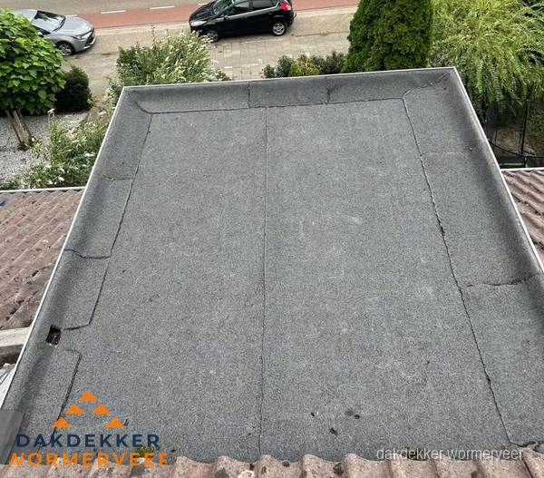 Nieuw aangebrachte bitumen dakbedekking op plat dak in Wormerveer Nieuw aangebrachte bitumen dakbedekking op plat dak in Wormerveer