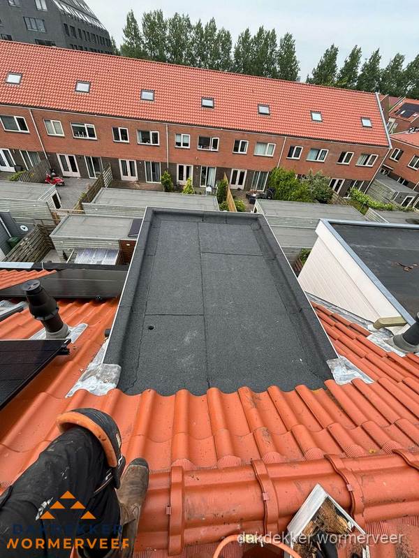 Bitumen dak reparatie op plat dak tussen dakpannen in Wormerveer Bitumen dak reparatie op plat dak tussen dakpannen in Wormerveer
