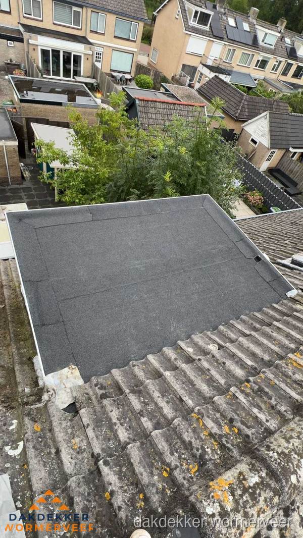 Plat dak aanbouw met bitumen dakbedekking in woonwijk Wormerveer Plat dak aanbouw met bitumen dakbedekking in woonwijk Wormerveer