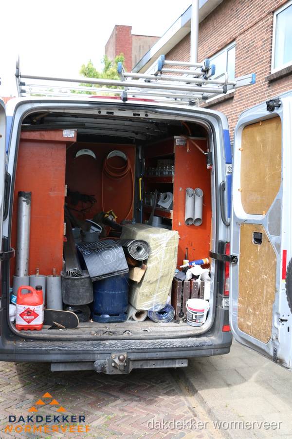 Bedrijfsbus van dakdekker met gereedschap en materialen in Wormerveer Bedrijfsbus van dakdekker met gereedschap en materialen in Wormerveer