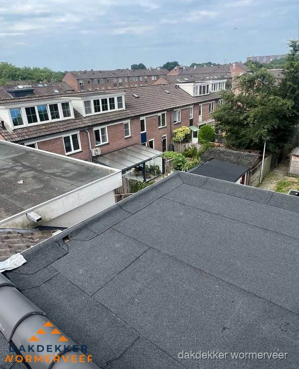 Vernieuwd plat dak met bitumen in woonwijk in Wormerveer Vernieuwd plat dak met bitumen in woonwijk in Wormerveer