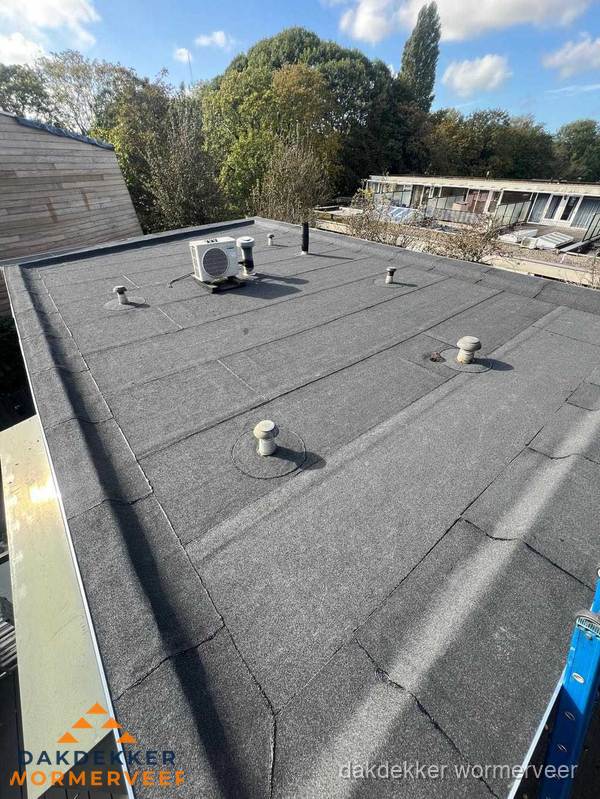 Kosten dakdekker: afgewerkt plat bedrijfsdak met bitumen in Wormerveer Kosten dakdekker: afgewerkt plat bedrijfsdak met bitumen in Wormerveer