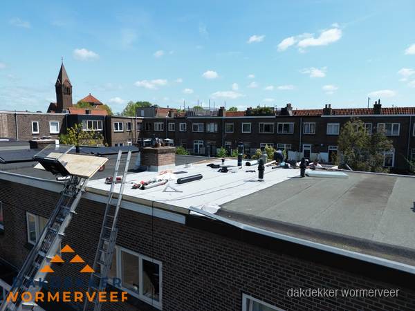 Dakdekkers aan het werk op plat dak in Wormerveer Dakdekkers aan het werk op plat dak in Wormerveer